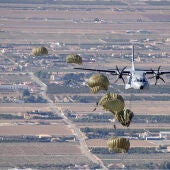 Militares del Escuadrón de Zapadores Paracaidistas realizando un salto