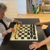 Graciela y Pedro, alumna y profesor de ajedrez
