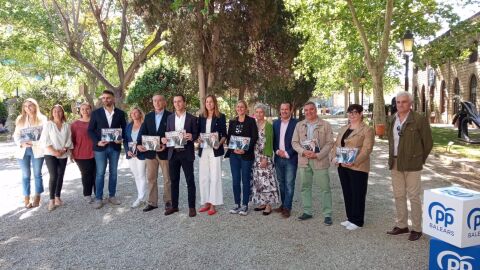 Lloren&ccedil; Galm&eacute;s ha dado a conocer el programa electoral con el que aspira a presidir el Consell de Mallorca en los jardines de La Misericordia, rodeado por los integrantes de su lista electoral