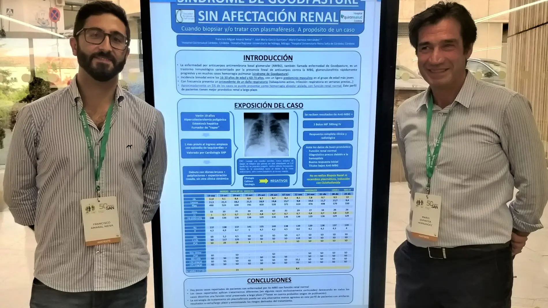 De izquierda a derecha, los doctores Amaral-Neiva y Espinosa junto al póster científico sobre este caso.