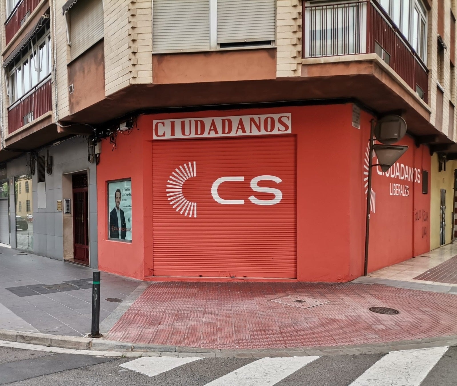 Ciudadanos denuncia pintadas en la fachada de su sede electoral en Castelló Ciudadanos denuncia pintadas en la fachada de su sede electoral en Castelló