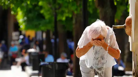 Una mujer se refresca en una fuente de Córdoba debido al calor sofocante más propio del mes de julio Una mujer se refresca en una fuente de Córdoba debido al calor sofocante más propio del mes de julio