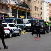 Agentes de la Policía Nacional y de la Guardia Civil, en el lugar del atropello en Madrid