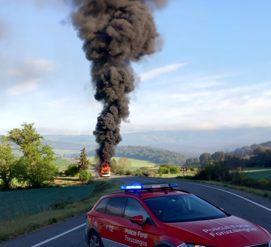 Arde un autobús escolar en Mendaza Arde un autobús escolar en Mendaza