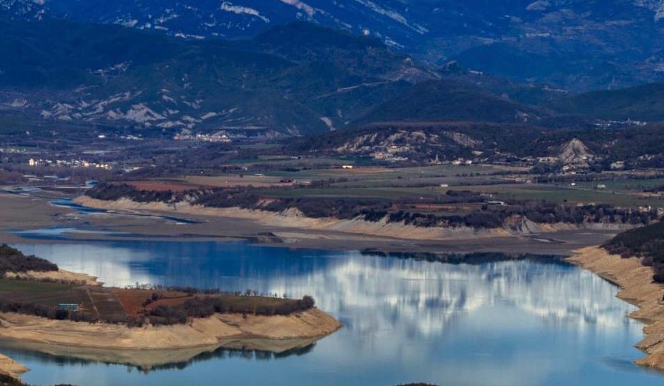 Aínsa emite un bando que prohíbe llenar las piscinas privadas Aínsa emite un bando que prohíbe llenar las piscinas privadas