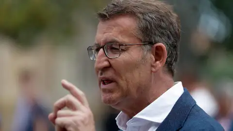 Feijóo carga contra Sánchez: "Los cuentos se le dan bien, pero las cuentas se le dan fatal" Feijóo carga contra Sánchez: "Los cuentos se le dan bien, pero las cuentas se le dan fatal"