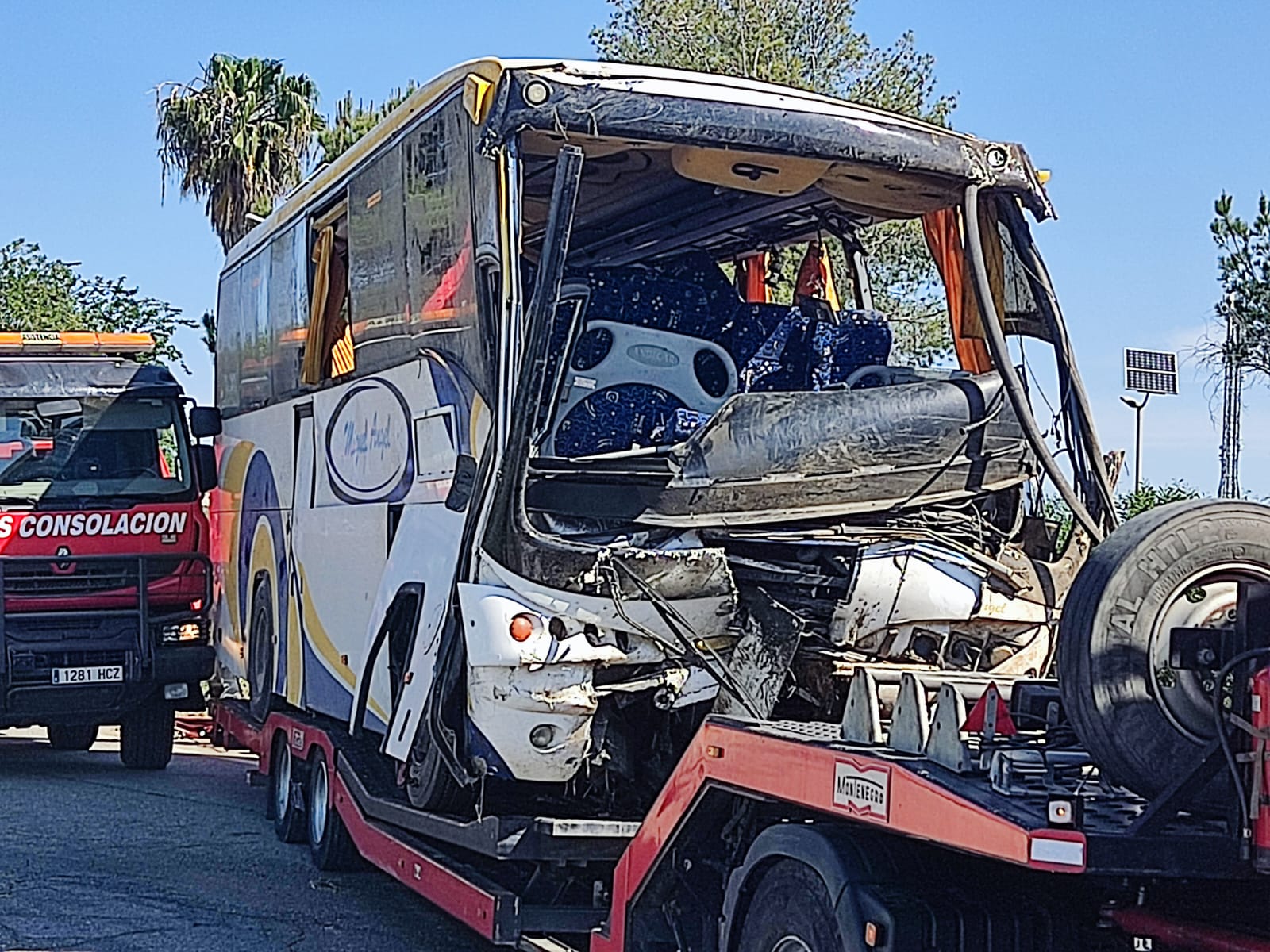 Muere una mujer y 25 resultan heridas al volcar un autobús de temporeras en Almonte Muere una mujer y 25 resultan heridas al volcar un autobús de temporeras en Almonte