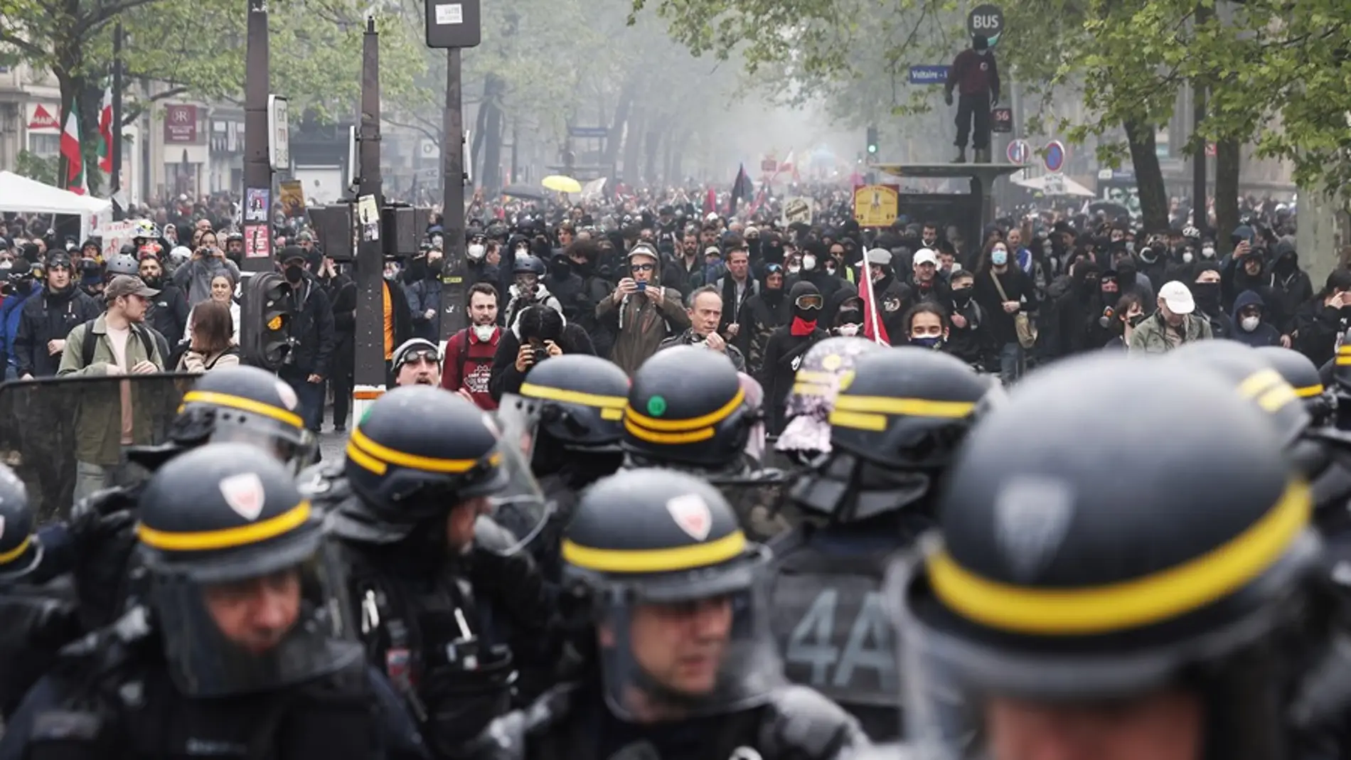 Policía antidisturbios en la marcha anual del Primero de Mayo en París, Francia.
