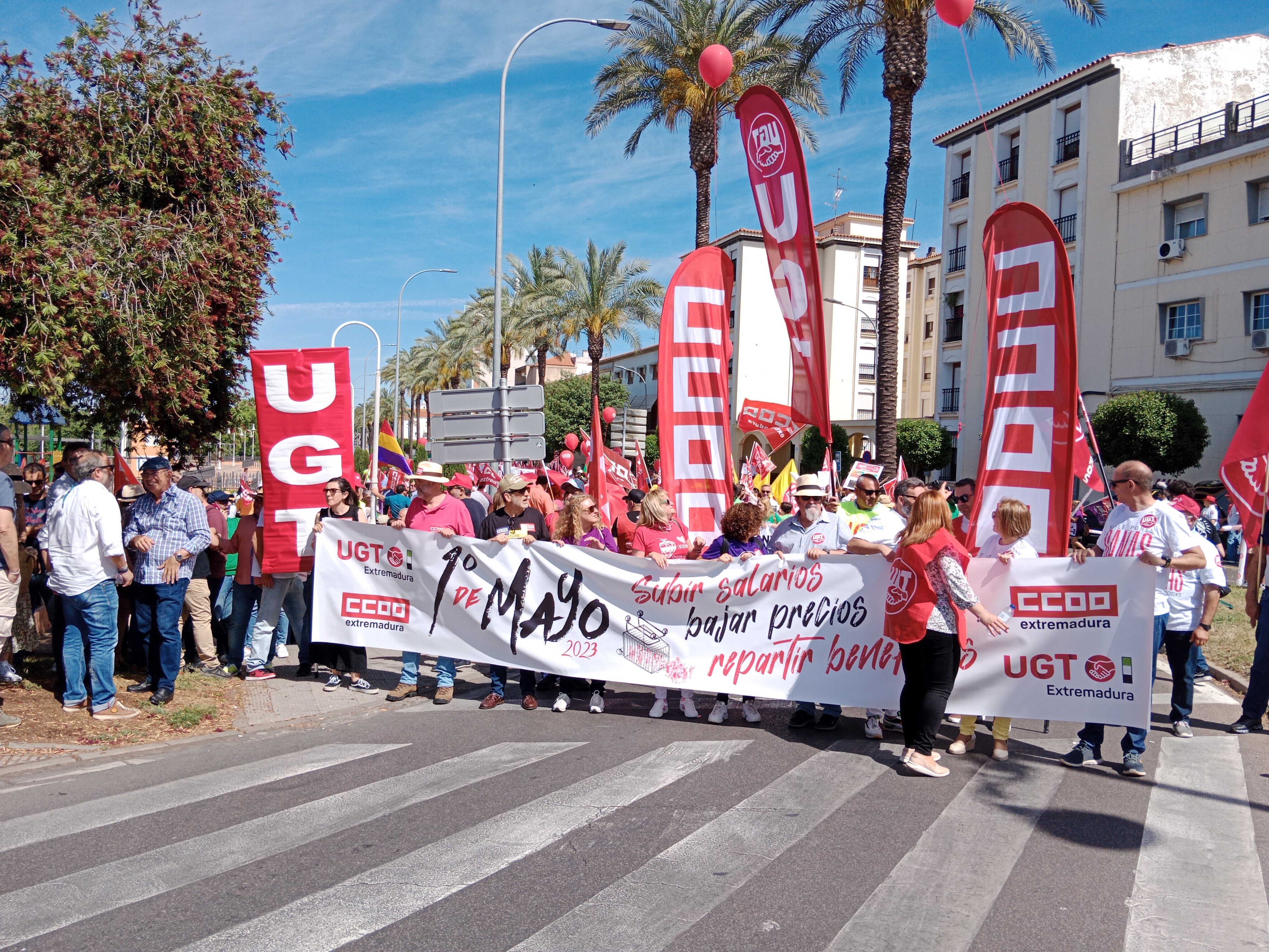 Varios centenares de manifestantes reclaman en Mérida subidas salariales y redistribución de los beneficios empresariales Varios centenares de manifestantes reclaman en Mérida subidas salariales y redistribución de los beneficios empresariales