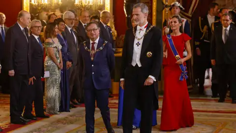 El rey Felipe VI, acompañado por el presidente de Colombia, Gustavo Petro. El rey Felipe VI, acompañado por el presidente de Colombia, Gustavo Petro.