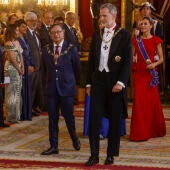 El rey Felipe VI, acompañado por el presidente de Colombia, Gustavo Petro.