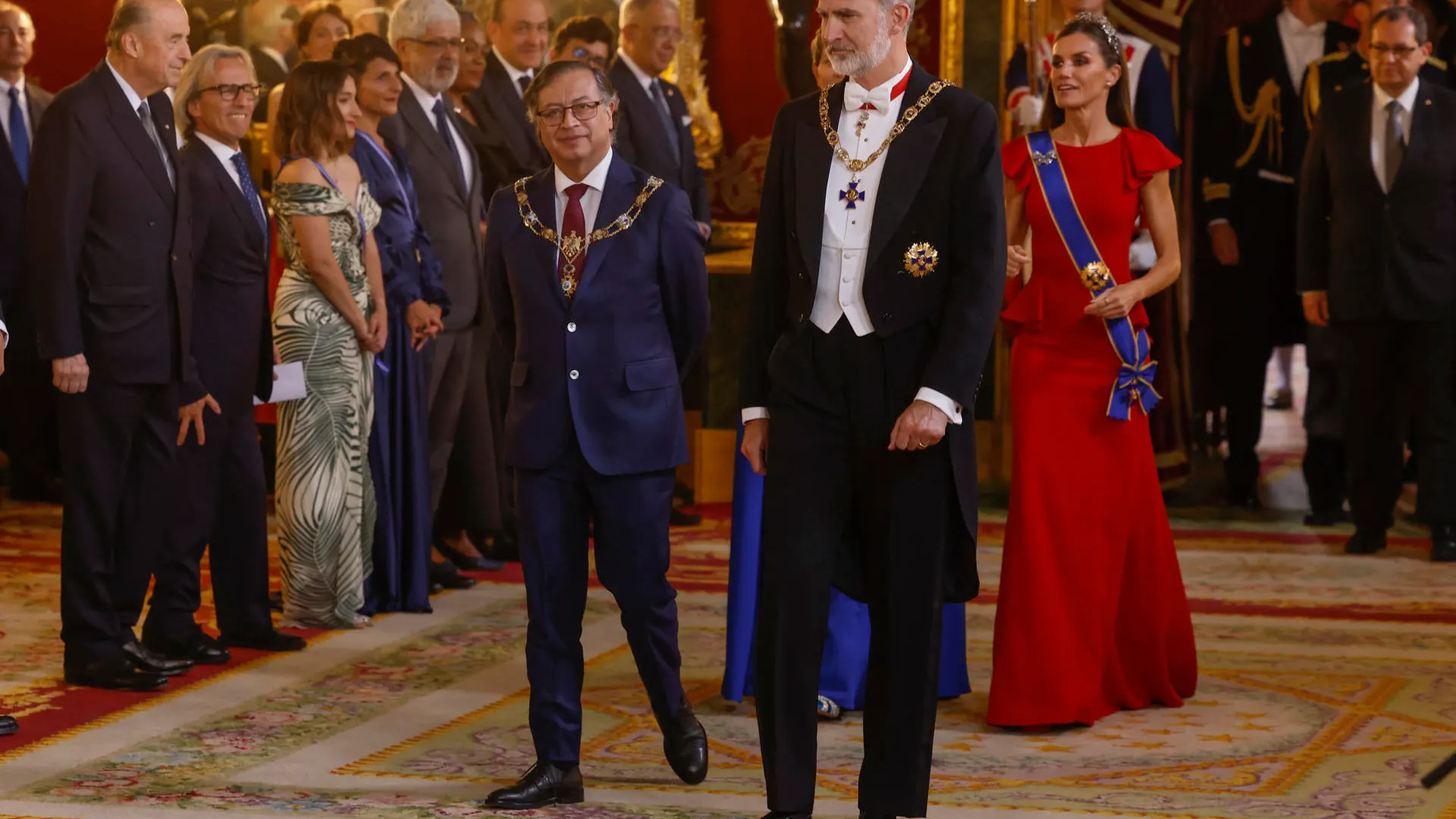 El rey Felipe VI, acompa&ntilde;ado por el presidente de Colombia, Gustavo Petro.