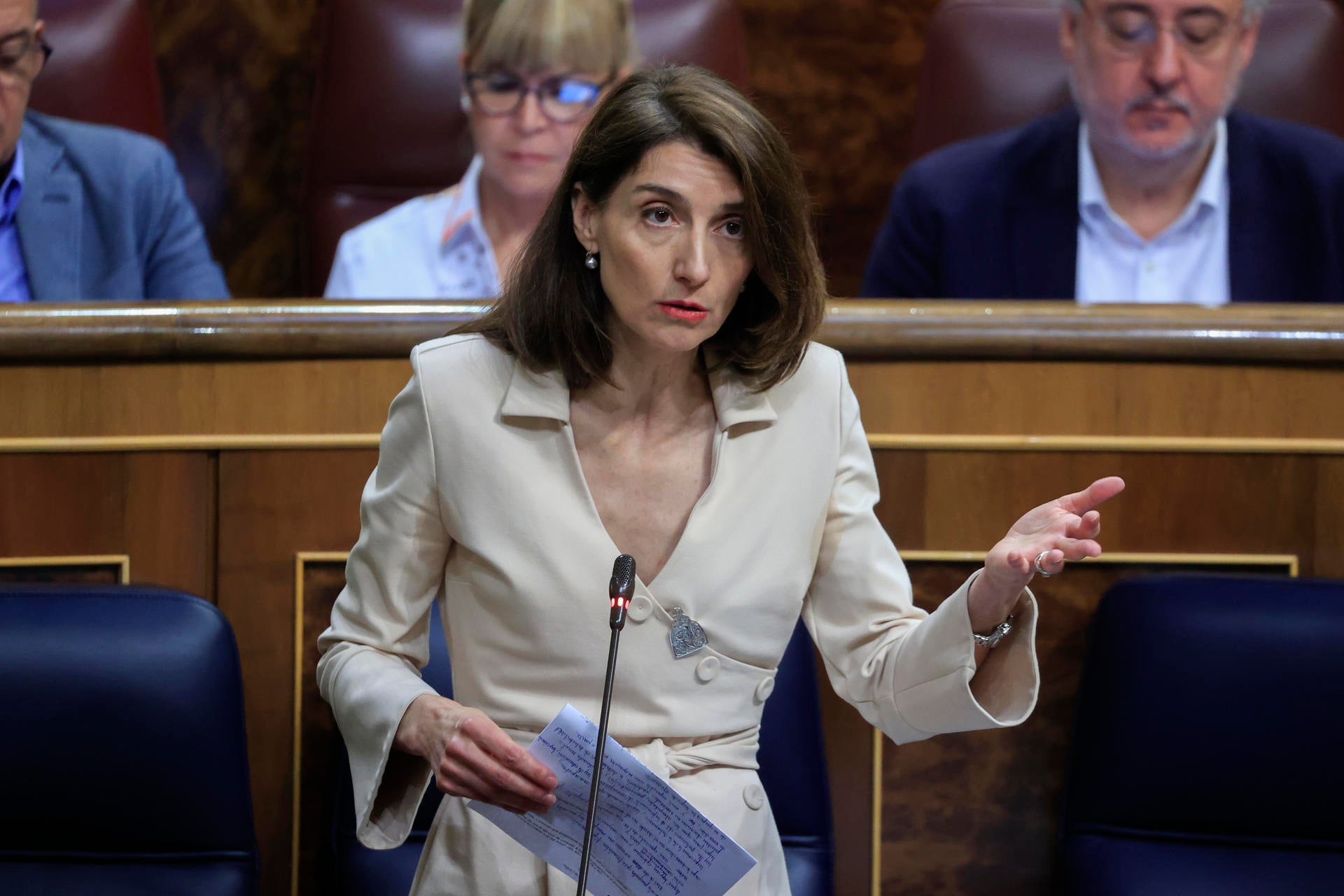 El Gobierno ofrece a jueces y fiscales un paquete de 44 millones de euros para mejorar sus retribuciones El Gobierno ofrece a jueces y fiscales un paquete de 44 millones de euros para mejorar sus retribuciones