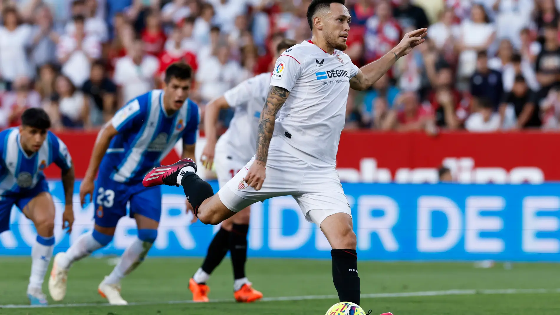 Ocampos lanza un penalti durante el Sevilla-Espanyol.