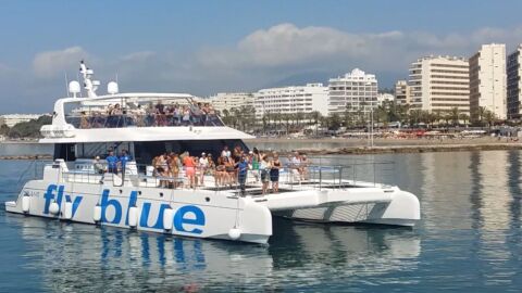 Uno de los catamaranes de la empresa Fly Blue durante su traves&iacute;a