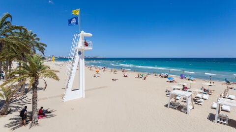 ¿Qué significan los distintivos de las banderas de la playa?