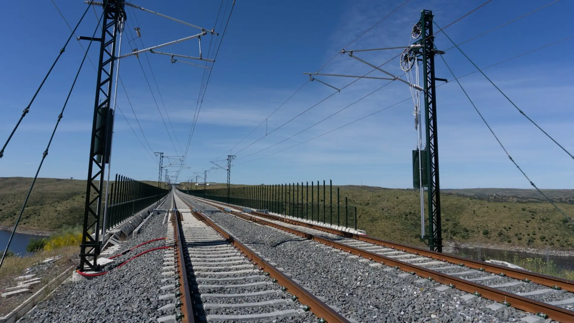 La Junta pide al Gobierno que se comprometa a que las obras del AVE Madrid-Lisboa estén finalizadas en 2030 La Junta pide al Gobierno que se comprometa a que las obras del AVE Madrid-Lisboa estén finalizadas en 2030