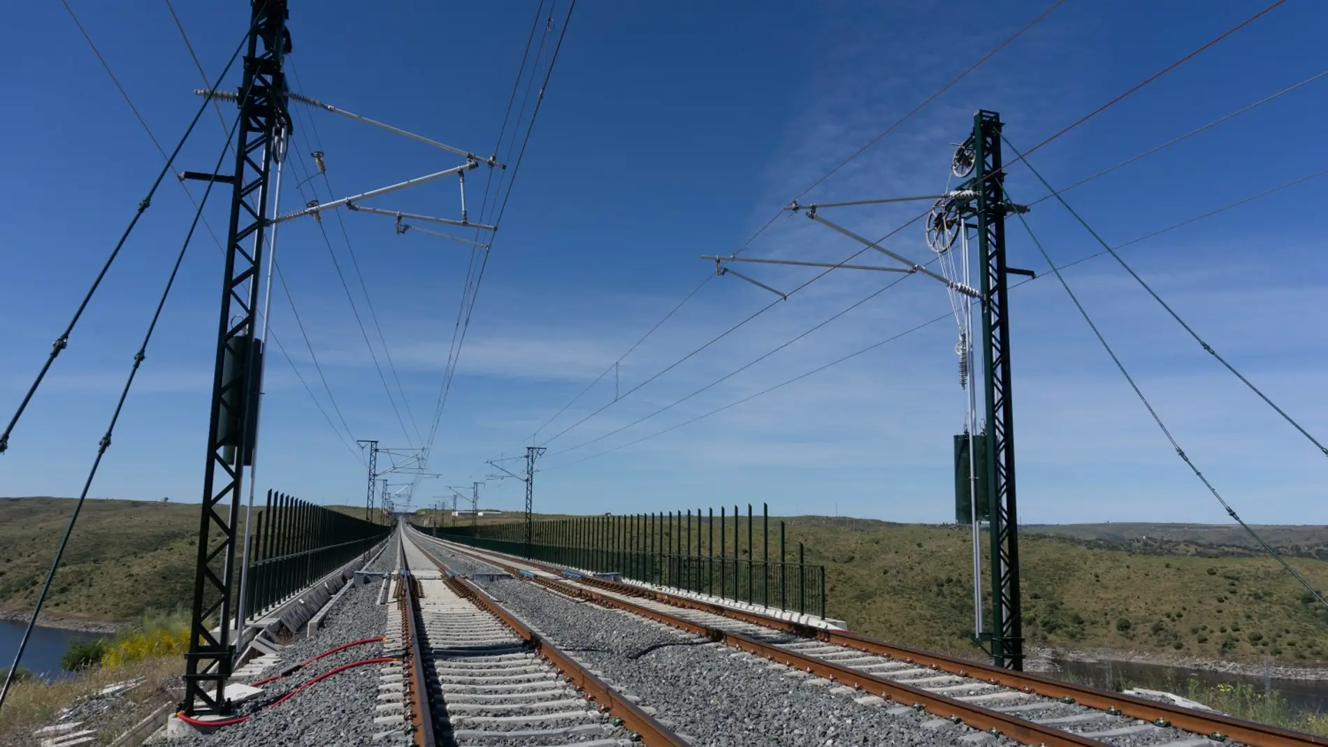 El 19 de mayo estarán electrificados ya 112 km de la línea del tren extremeño entre Peñas Blancas y Badajoz