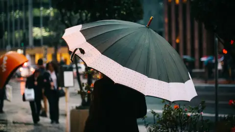 Una persona andando con un paraguas Roberto Brasero advierte de la vuelta de las lluvias a España: el tiempo para este fin de semana