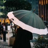 Una persona andando con un paraguas
