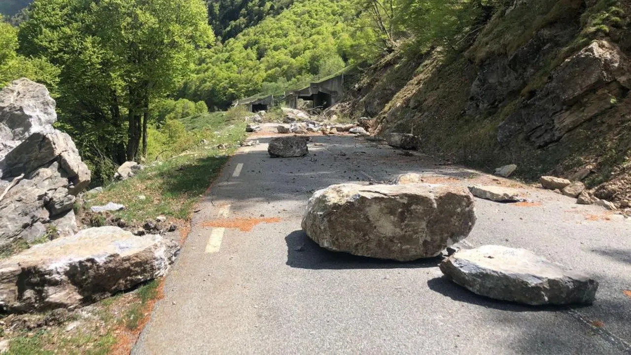 Un derrumbe de rocas ha obligado a cortar la carretera.