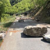 Un derrumbe de rocas ha obligado a cortar la carretera.