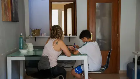 Marcela es madre de un niño de 14 años. Sus ingresos, de unos 600€ al mes, no le permiten cubrir el coste total de la crianza de su hijo. Marcela es madre de un niño de 14 años. Sus ingresos, de unos 600€ al mes, no le permiten cubrir el coste total de la crianza de su hijo.