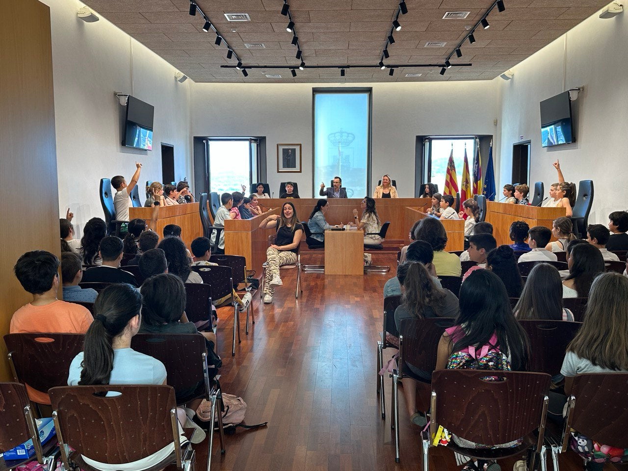 63 alumnos de 5º de Primaria participan en el Pleno Infantil del Ayuntamiento de Ibiza 63 alumnos de 5º de Primaria participan en el Pleno Infantil del Ayuntamiento de Ibiza