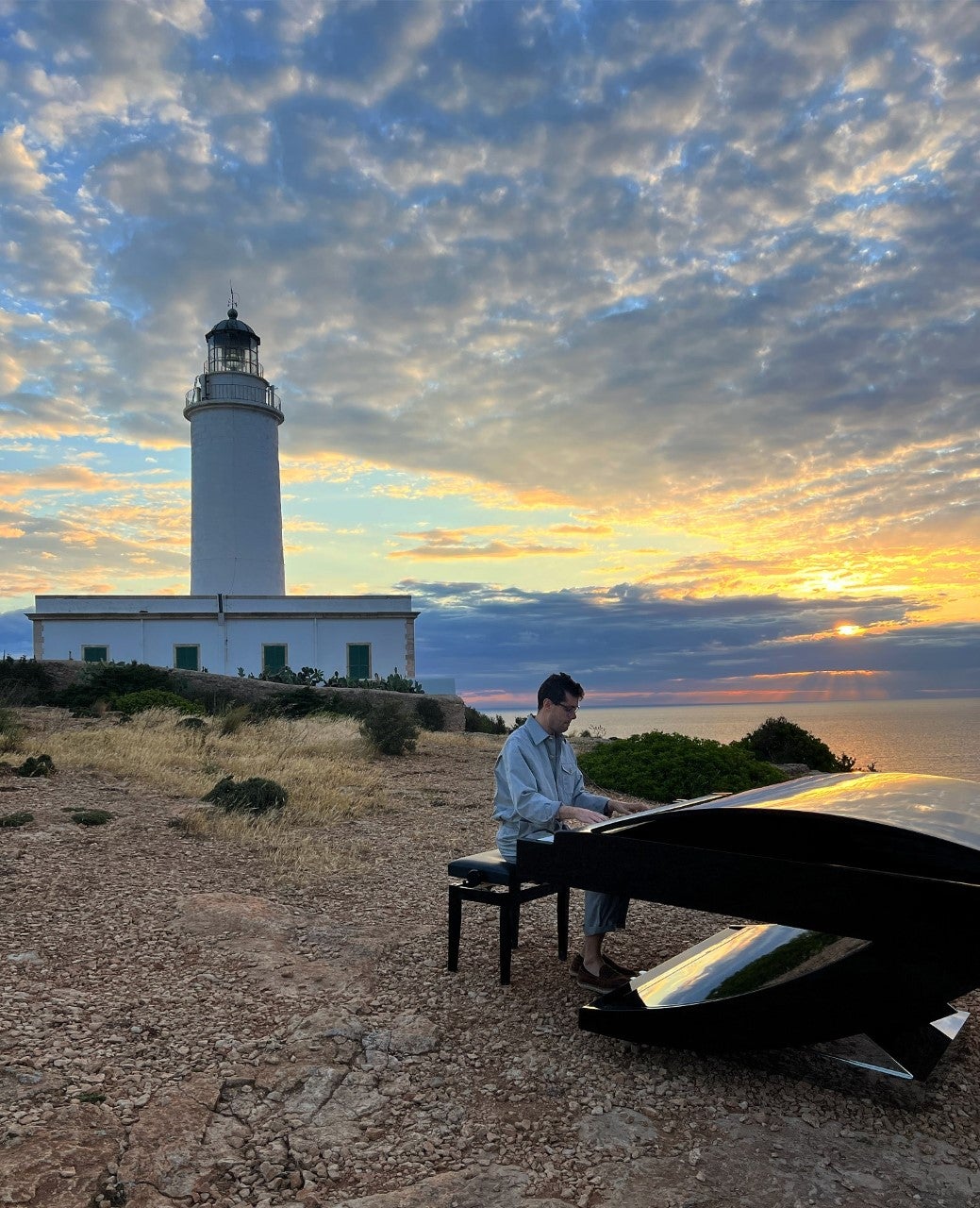 Alessandro Martire rueda en Formentera su último videoclip Faro de la isla Alessandro Martire rueda en Formentera su último videoclip Faro de la isla