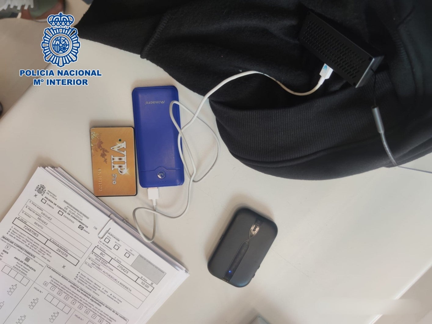 Cuatro detenidos por suplantar la identidad en el examen teórico del carnet de conducir Cuatro detenidos por suplantar la identidad en el examen teórico del carnet de conducir