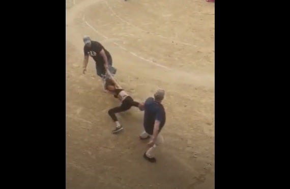 El número 2 del PP en Santos de la Humosa arrastra por el suelo a una activista en plaza de toros El número 2 del PP en Santos de la Humosa arrastra por el suelo a una activista en plaza de toros