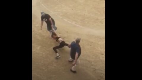 El n&uacute;mero 2 del PP en Santos de la Humosa arrastra por el suelo a una activista en plaza de toros