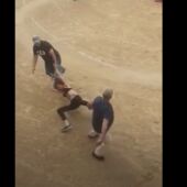 El número 2 del PP en Santos de la Humosa arrastra por el suelo a una activista en plaza de toros