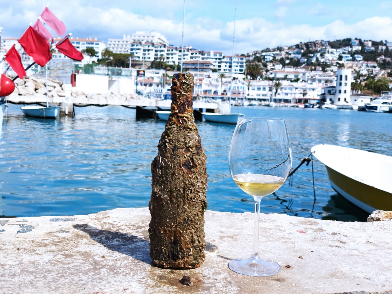 Nova experiència enoturística al voltant de la Malvasia de Mar extreta al Port d'Aiguadolç de Sitges Nova experiència enoturística al voltant de la Malvasia de Mar extreta al Port d'Aiguadolç de Sitges