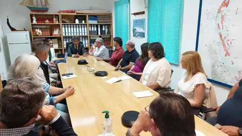 REUNIÓN DE CARLOS MAZON CON LOS PESCADORES DE CULLERA REUNIÓN DE CARLOS MAZON CON LOS PESCADORES DE CULLERA