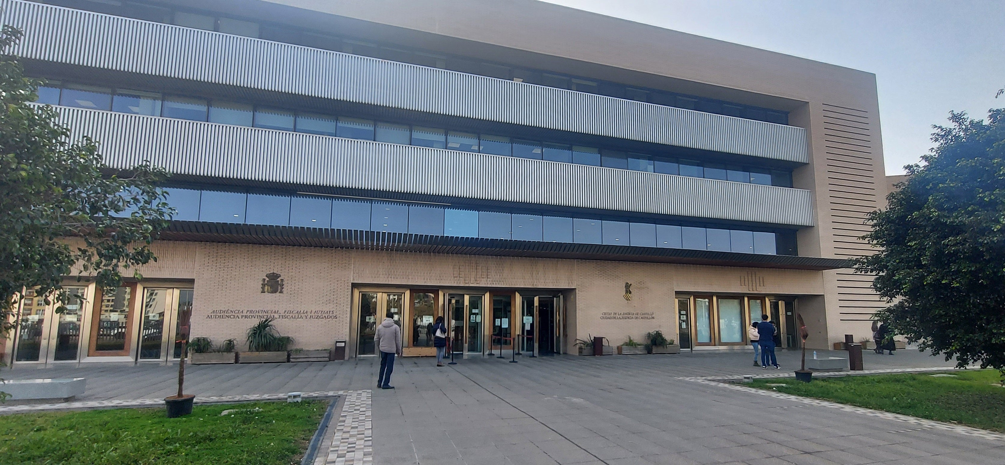 Dos años y un mes de prisión por romperle la mano a su pareja tras agredirla en una playa de Vinaròs Dos años y un mes de prisión por romperle la mano a su pareja tras agredirla en una playa de Vinaròs