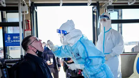 Imagen de archivo de un sanitario realizando un test PCR Imagen de archivo de un sanitario realizando un test PCR
