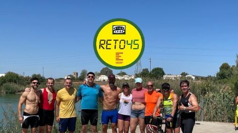 Varios participantes del Reto 45 posan en Las Graveras.