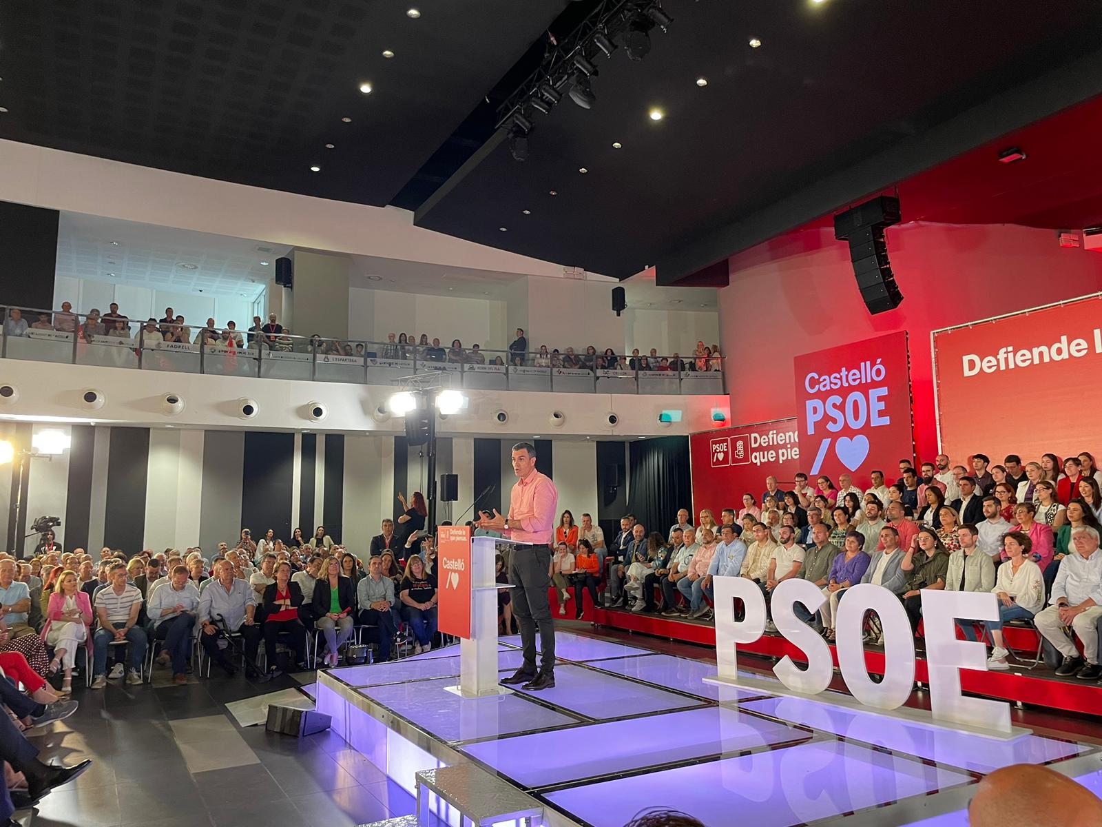 Sánchez, en Castelló: "Ayer vi el abrazo entre Rajoy y Fabra, el abrazo entre la corrupción y los recortes" Sánchez, en Castelló: "Ayer vi el abrazo entre Rajoy y Fabra, el abrazo entre la corrupción y los recortes"