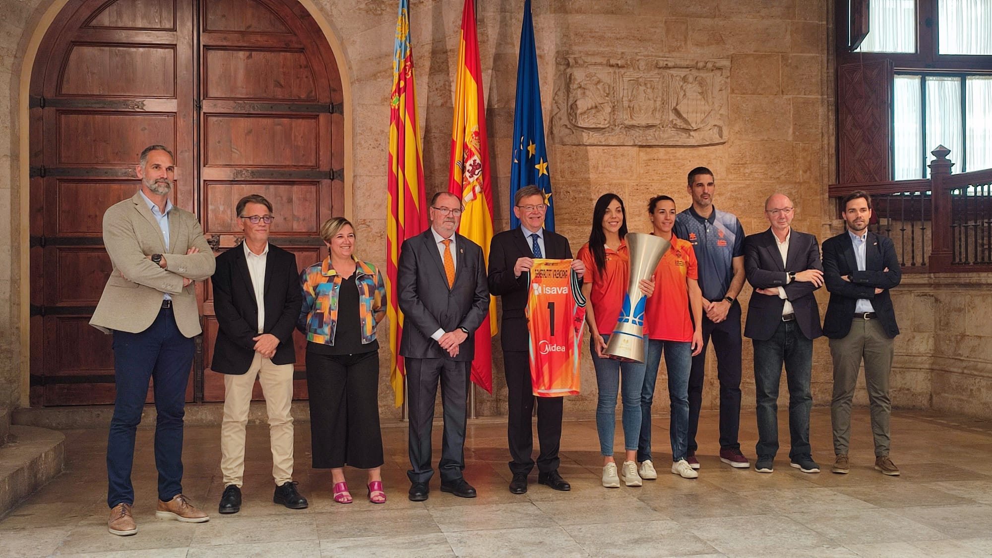El Valencia Basket pasea con orgullo su primer título liguero El Valencia Basket pasea con orgullo su primer título liguero