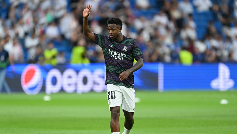 Vinicius saluda al público en el calentamiento con el Real Madrid.