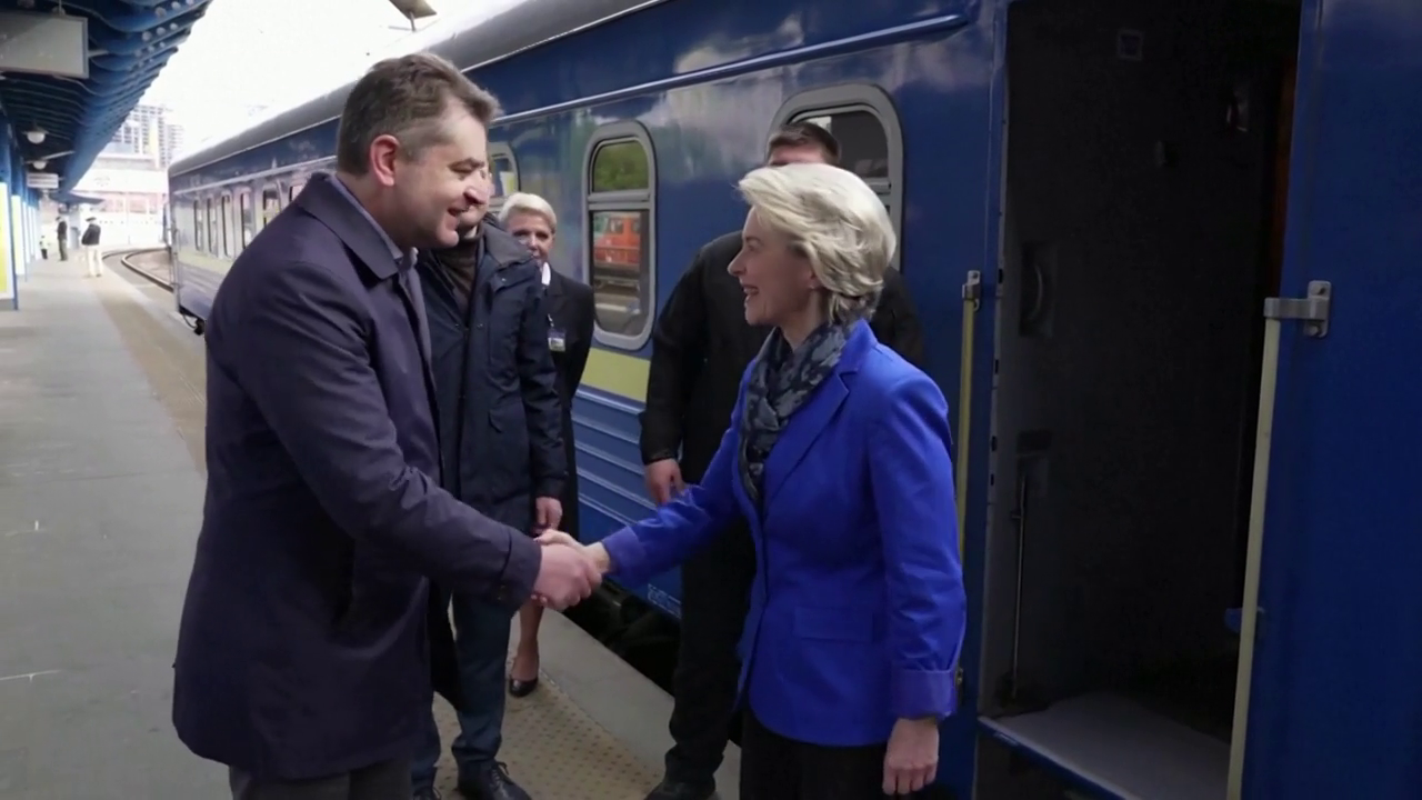 Von der Leyen visita Kiev en el Día de Europa para reunirse con Zelenski Von der Leyen visita Kiev en el Día de Europa para reunirse con Zelenski