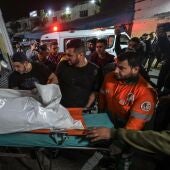 El cuerpo de un palestino de la Yihad islámica es trasladado al hospital Al Shifa en la ciudad de Gaza