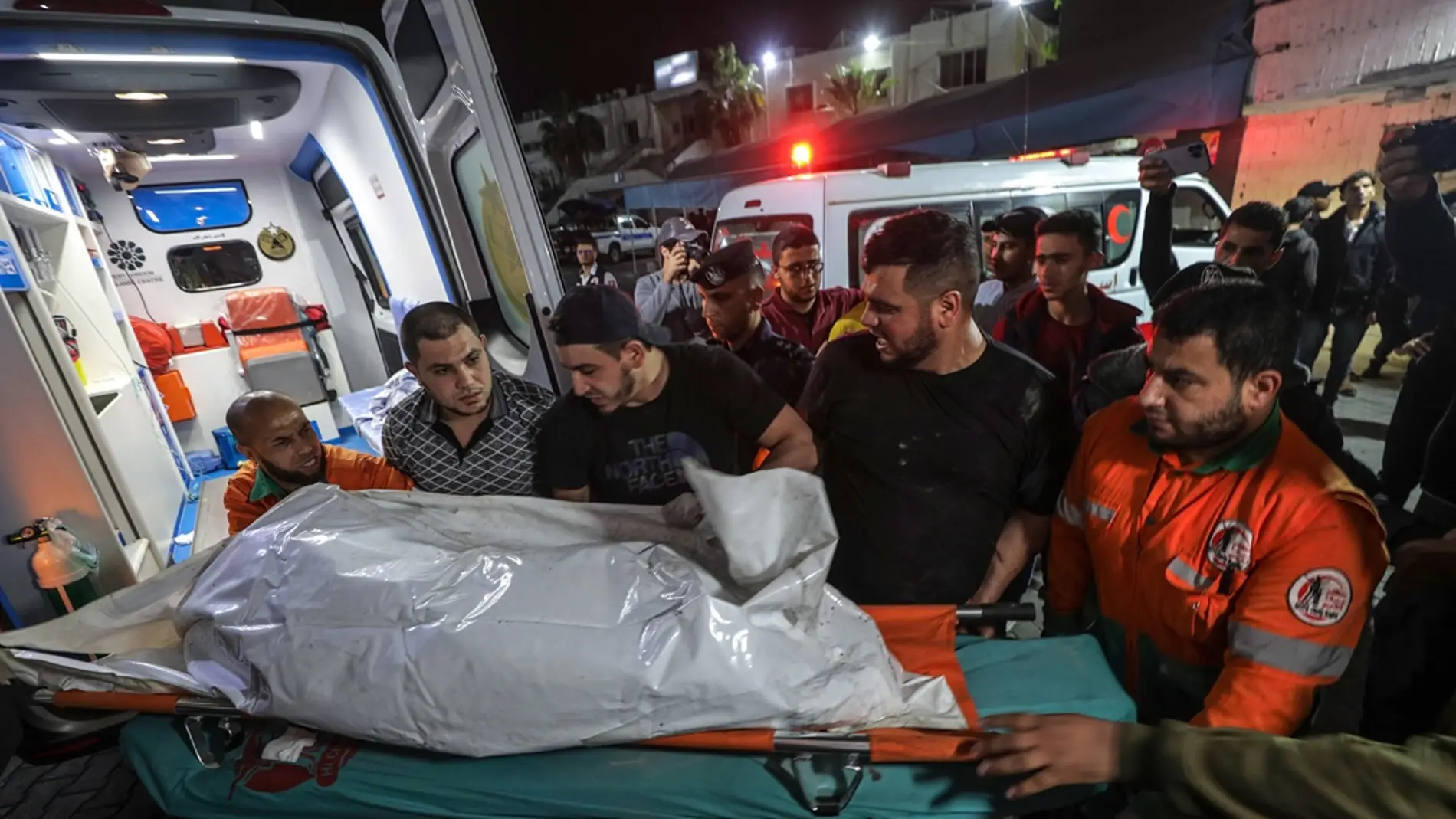 El cuerpo de un palestino de la Yihad islámica es trasladado al hospital Al Shifa en la ciudad de Gaza