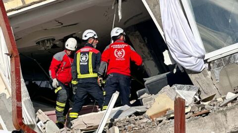 Bomberos de la ONG BUSF en el terremoto de Turqu&iacute;a