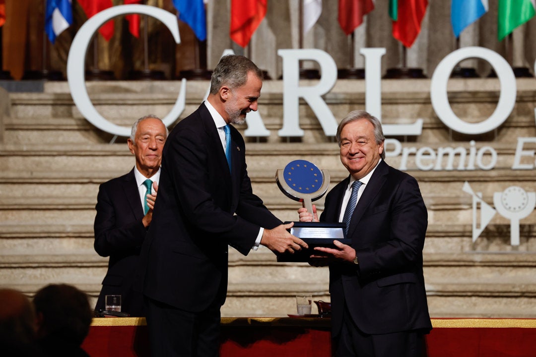 Antonio Guterres recibe el premio Carlos V de manos del rey haciendo un llamamiento a la paz Antonio Guterres recibe el premio Carlos V de manos del rey haciendo un llamamiento a la paz