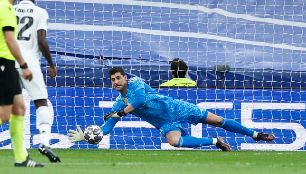 Parada de Courtois en el partido del Real Madrid.