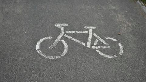 Marca en la carretera de v&iacute;a ciclista