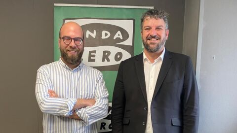 Lluís Apesteguia, coordinador general de Més per Mallorca y candidato a la presidencia del Govern, junto al periodista de Onda Cero Martí Rodríguez