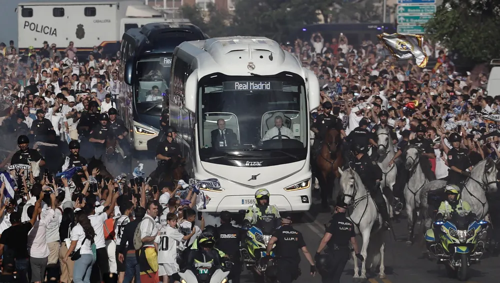 Ambiente a la llegada de la plantilla del Real Madrid al Bernabéu.